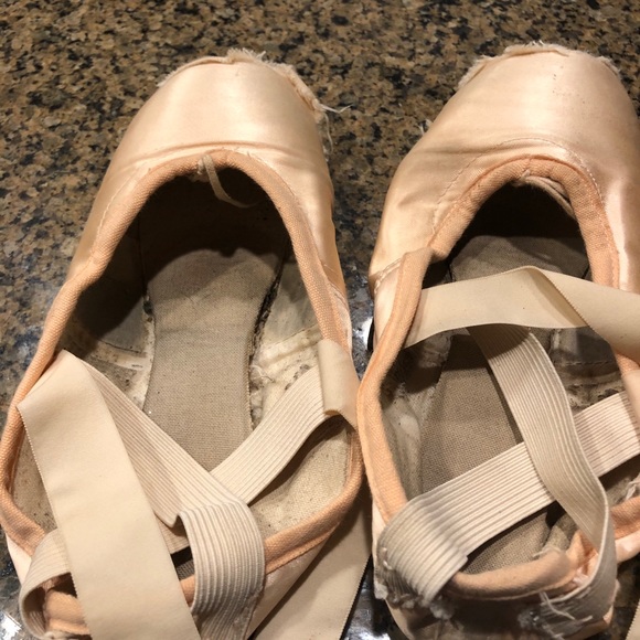 Old used pointe shoes - Picture 9 of 9